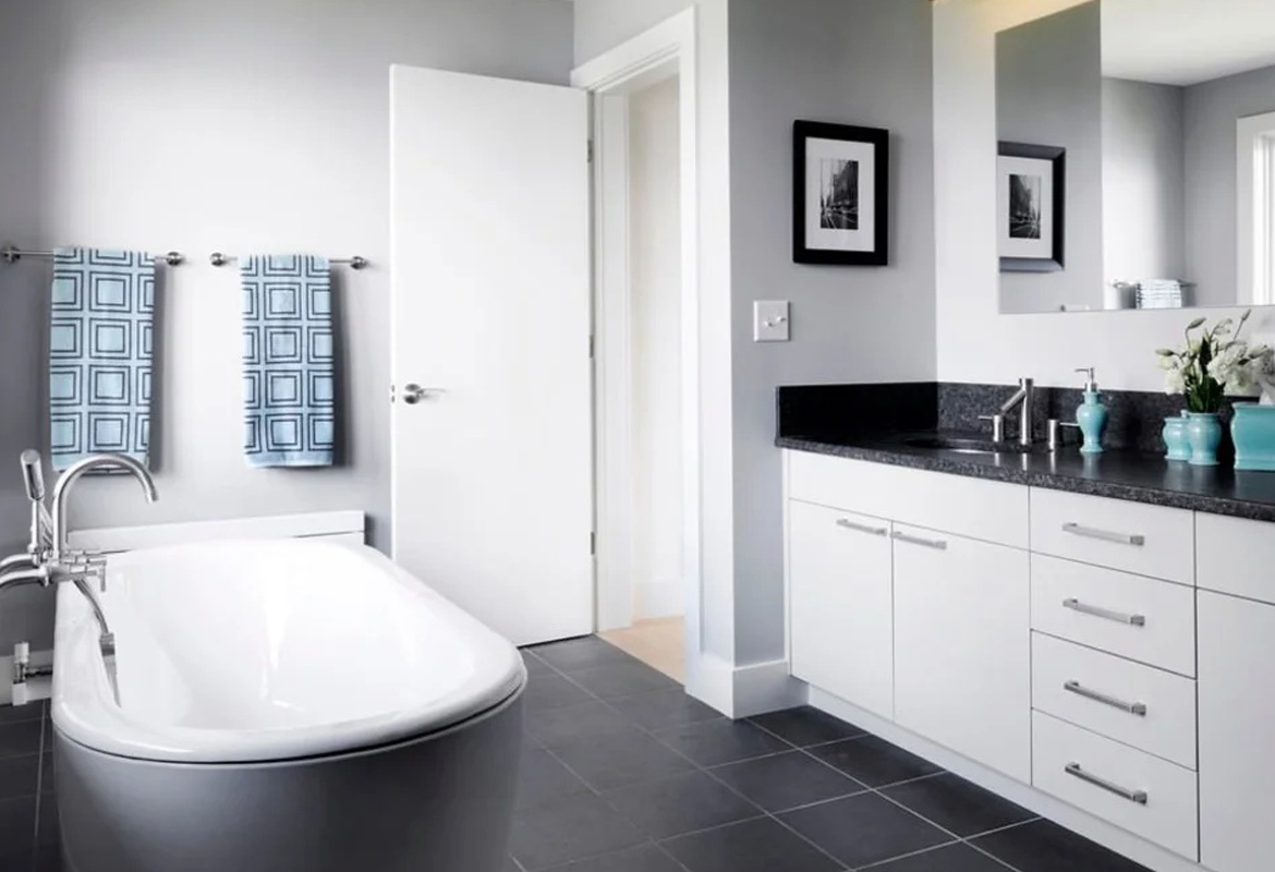 Baño con suelo gris y rodapié blanco