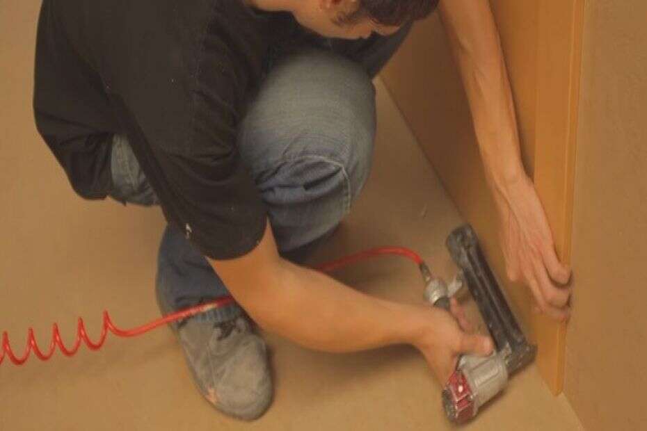Cómo cambiar las tapetas o tapajuntas de las puertas