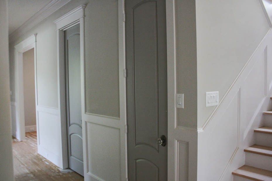 Puertas pintadas en gris y blanco