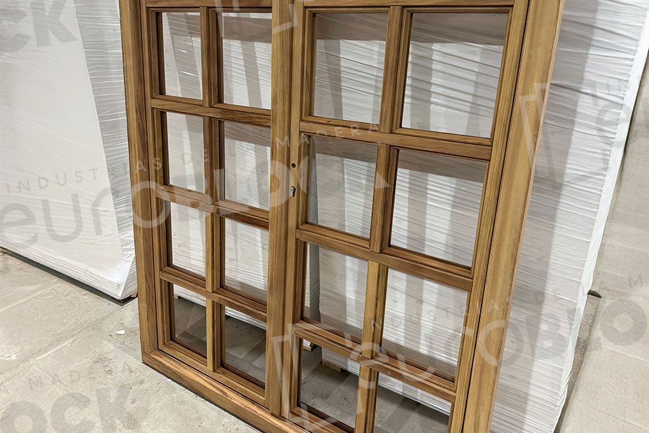 Ventanas francesas y cuadriculadas de madera