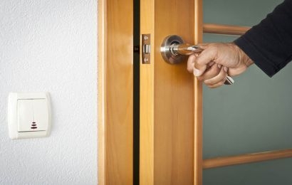 Cómo arreglar una puerta que roza con el marco