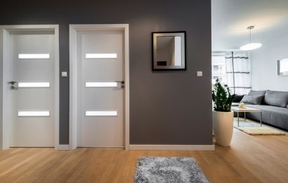 Puertas Blancas con Suelos de Madera en la Decoración de Interiores