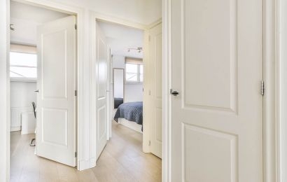 Suelo claro y puertas blancas
