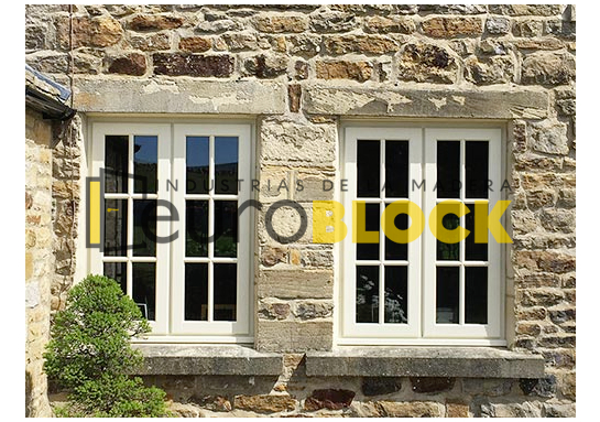 Casas con Ventanas de Madera 1