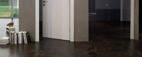 Puertas blancas con suelo gris la combinación perfecta