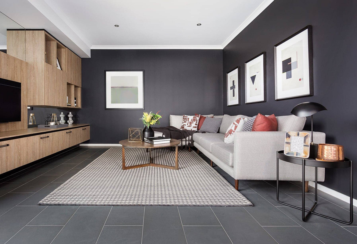 Salón con suelo gris y rodapié blanco