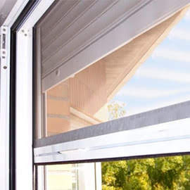 Balcones de Madera con mosquitera y persiana
