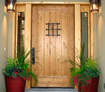 Puertas de entrada a un chalet o vivienda unifamiliar Puertas de entrada a un chalet o vivienda unifamiliar
