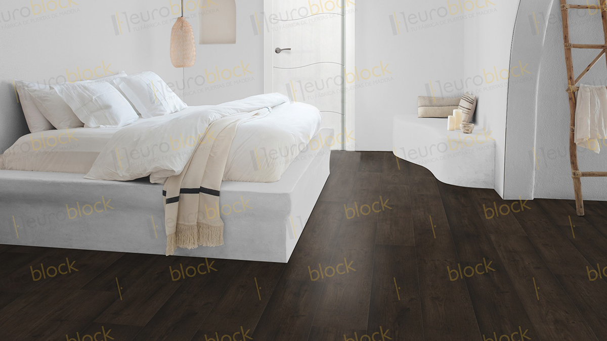 Suelo Laminado Roble Desierto Marrón oscuro con puertas lacadas blancas Oasis