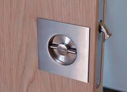 Herrajes para Puertas Correderas Herrajes para Puertas Correderas con obra y sin obra.