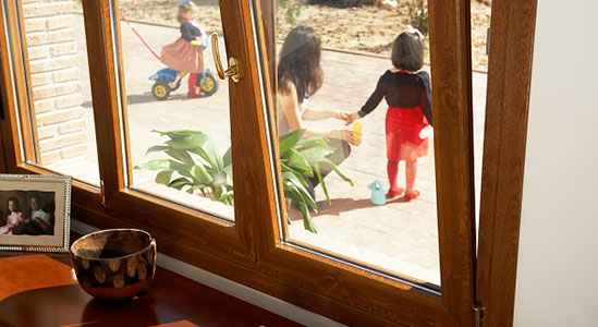 Sistema de apertura de ventanas de madera oscilobatientes