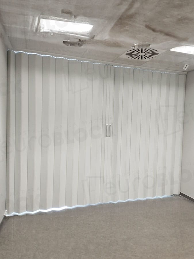 Puerta Plegable PVC Berna Alto 300 cm.